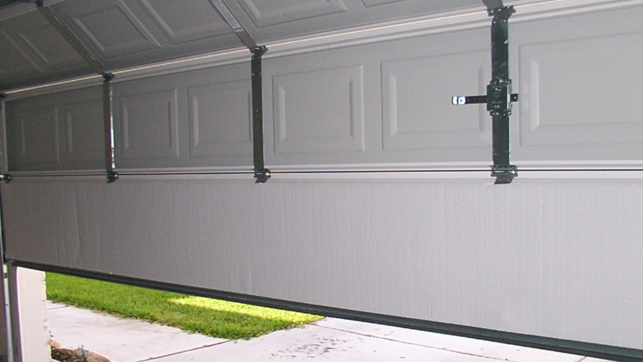 Garage Door Strut Bar And Its Different Types